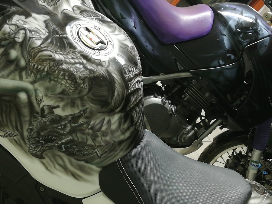 Poslikave motociklov in avtomobilov z airbrushem